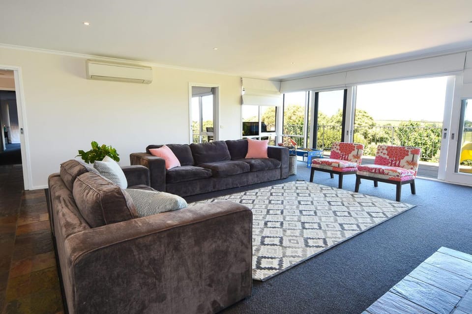 Living room, Seating area, Evening entertainment, air conditioner