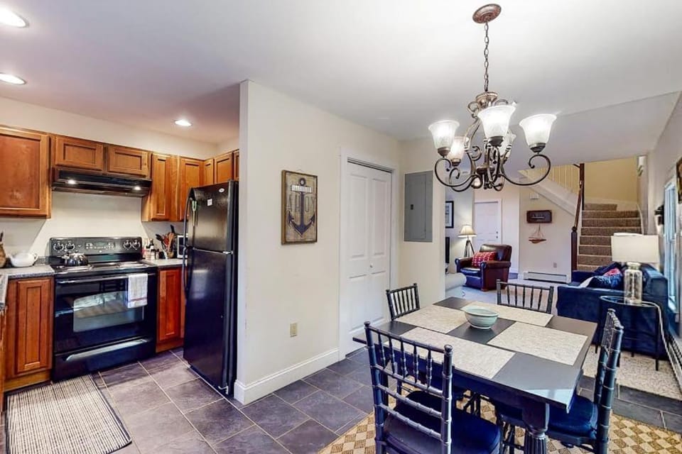 Kitchen or kitchenette, Living room, Seating area, Dining area, stove