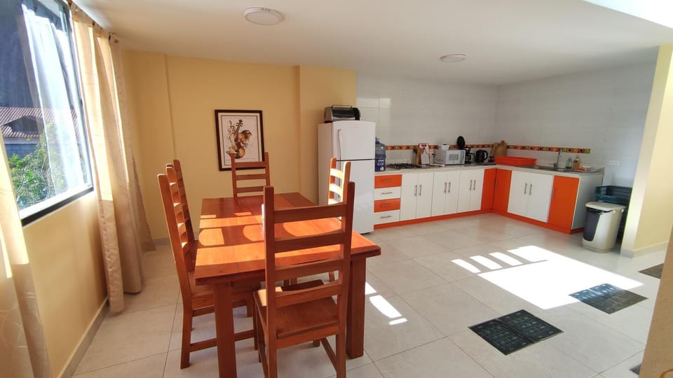 Coffee/tea facilities, Kitchen or kitchenette, Dining area, minibar, stove