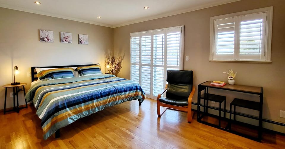 Bed, Photo of the whole room, Seating area, Bedroom