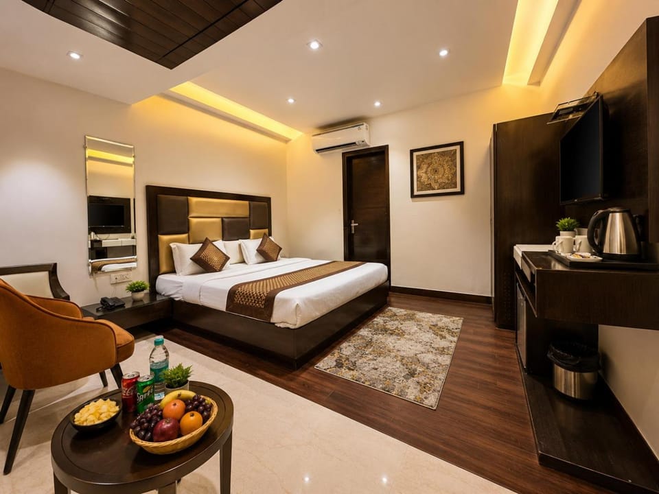 Bed, TV and multimedia, Coffee/tea facilities, Food and drinks, Photo of the whole room, Bedroom, minibar, air conditioner