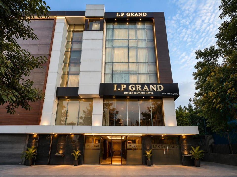 Property building, Facade/entrance, Day
