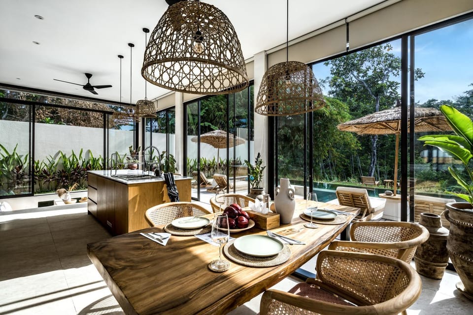 View (from property/room), Seating area, Dining area