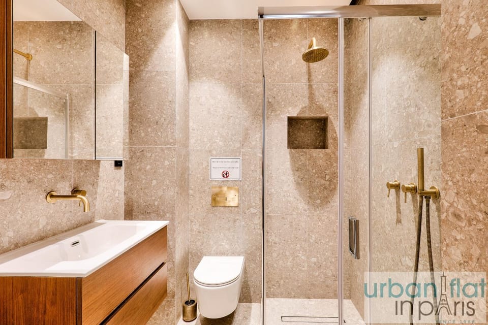 141 - Beautiful Flat Triangle d Or Champs Elysees Apartment in Paris