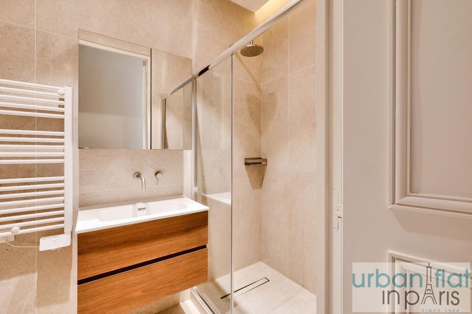 141 - Beautiful Flat Triangle d Or Champs Elysees Apartment in Paris