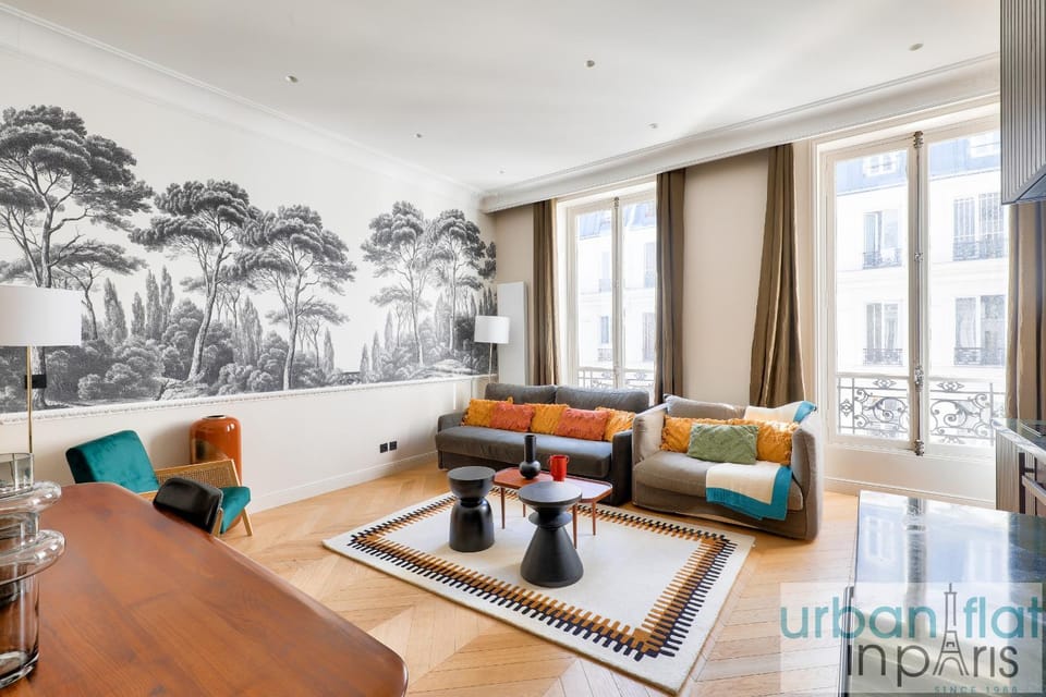 141 - Beautiful Flat Triangle d Or Champs Elysees Apartment in Paris