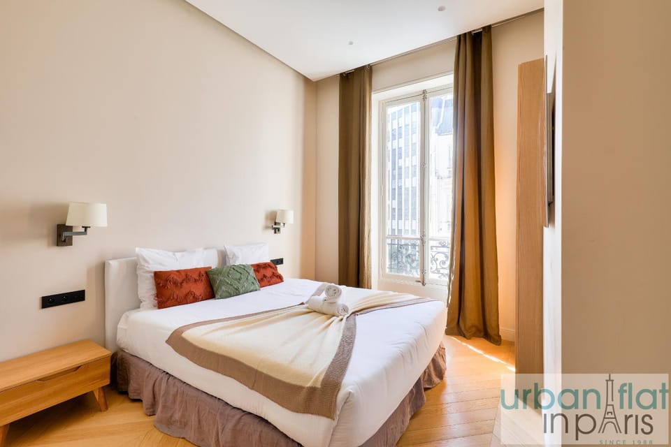 141 - Beautiful Flat Triangle d Or Champs Elysees Apartment in Paris
