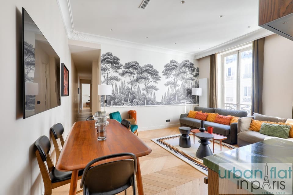 141 - Beautiful Flat Triangle d Or Champs Elysees Apartment in Paris