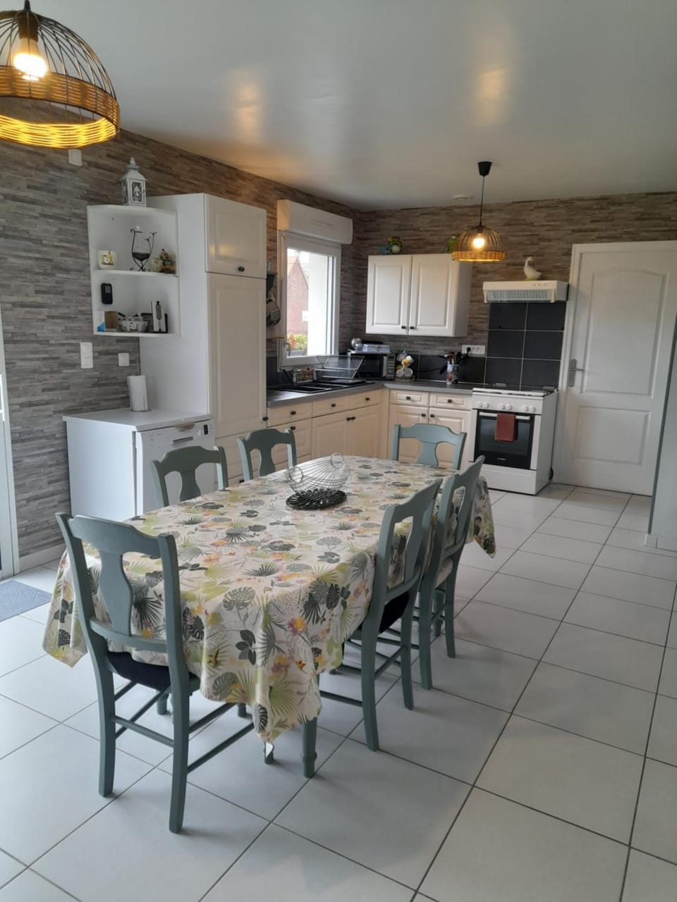 Kitchen or kitchenette, Dining area, dishwasher, oven, stove