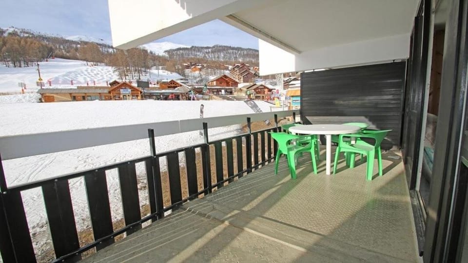 Résidence Cortina 1 - C1806 - APPARTEMENT T2 - CHAMBRE - CABINE - 6 PERS - TERRASSE SUD MAE-5974 Cabin in Provence-Alpes-Côte d'Azur