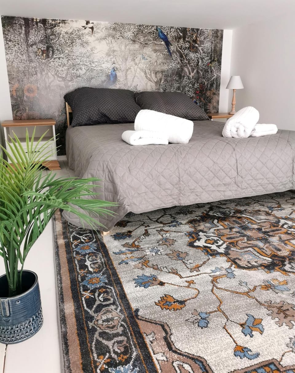 Bed, Floor plan, Bedroom, towels