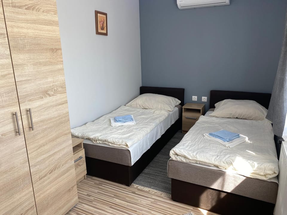 Bedroom, air conditioner