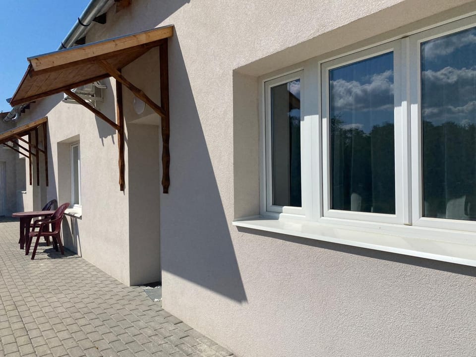 Property building, Day, Balcony/Terrace