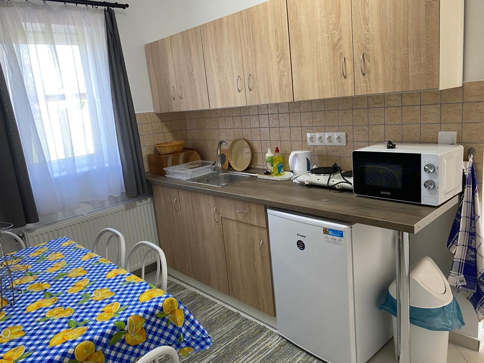 Coffee/tea facilities, Kitchen or kitchenette, minibar, stove