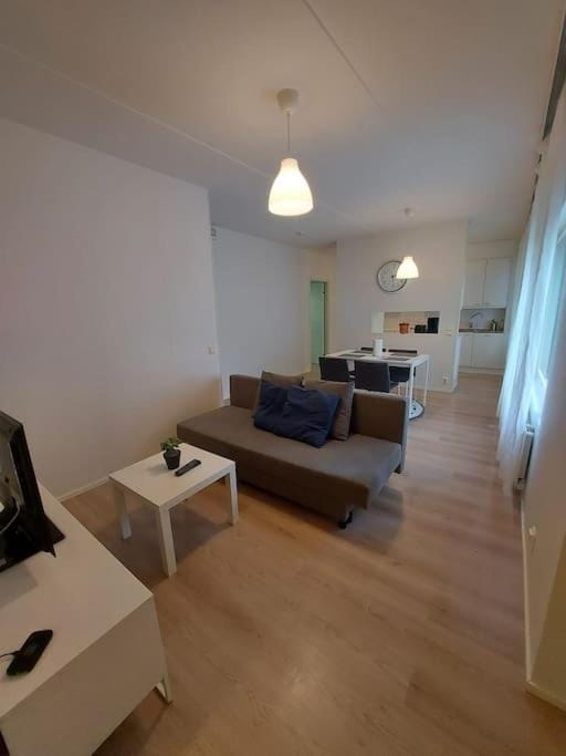 Kotimaailma - Tilava 2MH asunto saunalla Herttoniemen merellisessä ympäristössä Apartment in Helsinki