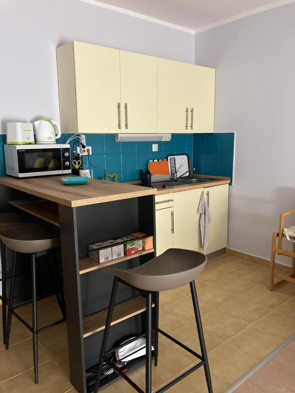 Coffee/tea facilities, Kitchen or kitchenette, Dining area, minibar