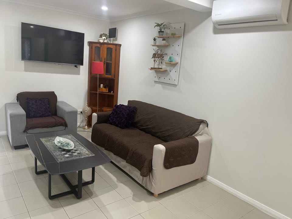 TV and multimedia, Living room, Seating area, air conditioner