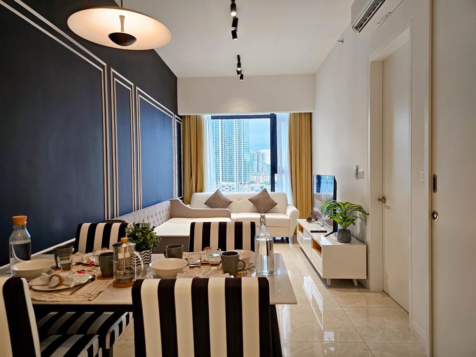 Bed, Living room, Photo of the whole room, Seating area