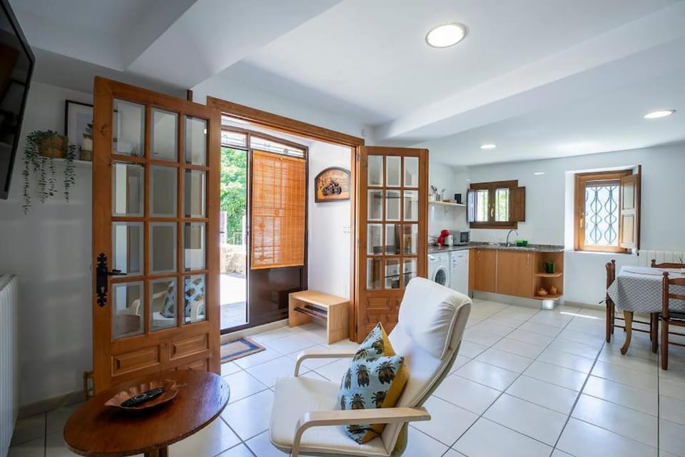 Kitchen or kitchenette, Living room, Seating area, Dining area