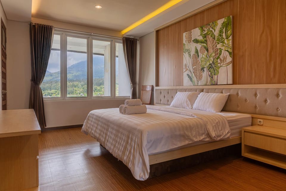 Bed, Natural landscape, Photo of the whole room, Bedroom, Mountain view