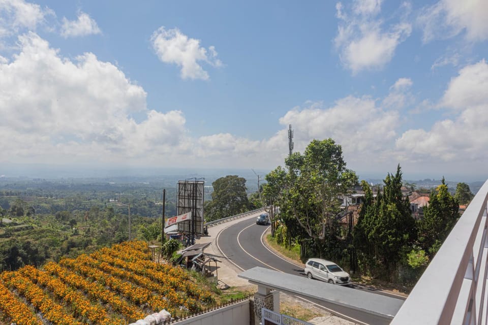 Day, Neighbourhood, Natural landscape, Mountain view, Street view
