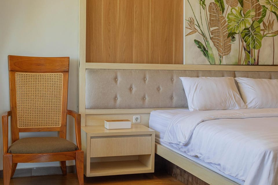 Bed, Seating area, Bedroom