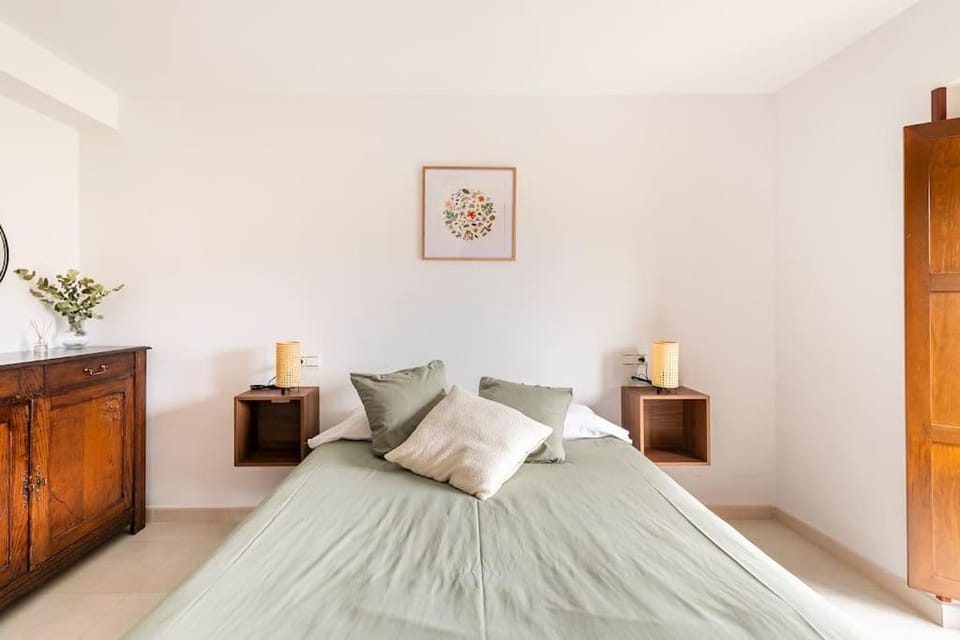 Bed, Photo of the whole room, Bedroom