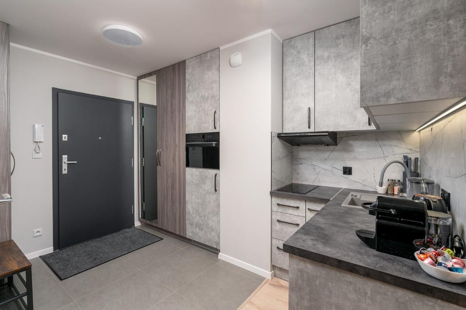 Coffee/tea facilities, Kitchen or kitchenette, oven, stove