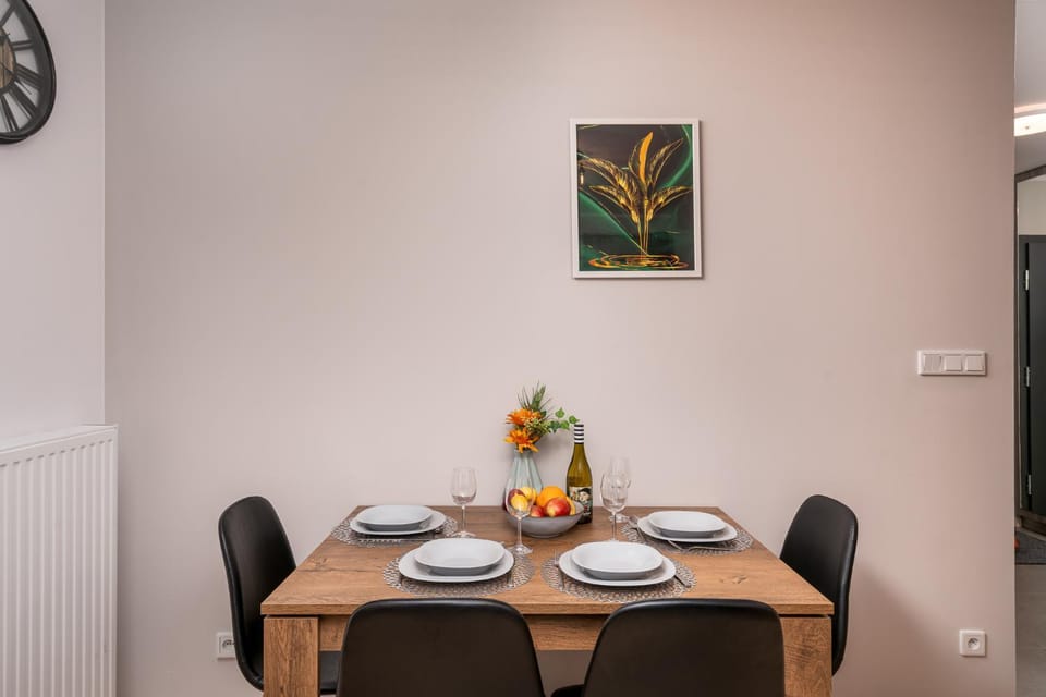 Seating area, Dining area, Food