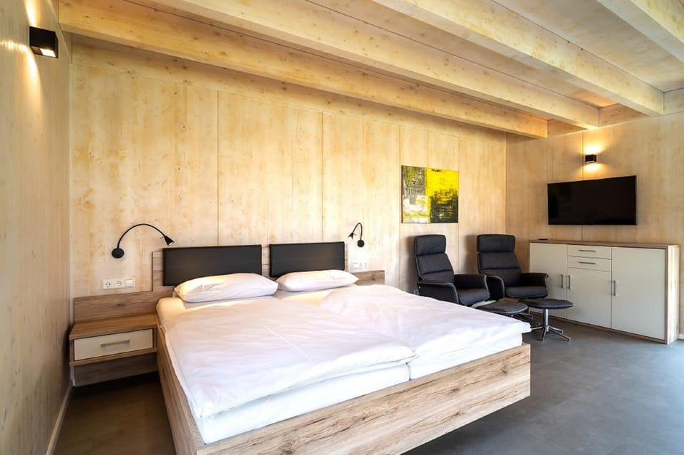 Bed, TV and multimedia, Seating area, Bedroom