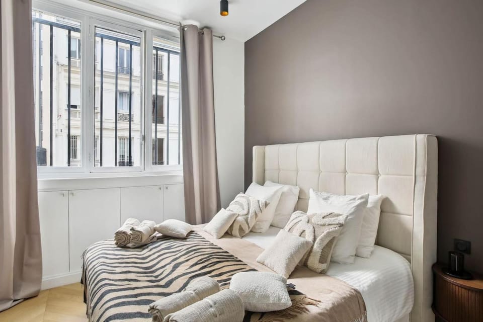 Champs Elysées luxury 3 bed room Apartment in Paris