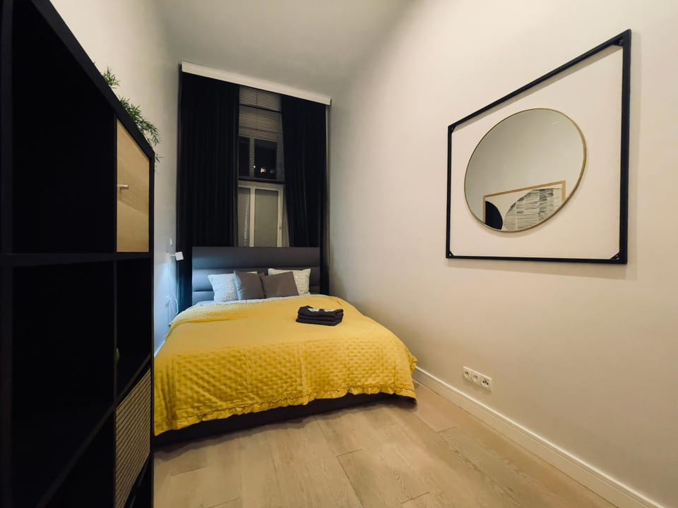 Spacious Apart in the Center- Main Square 300m Apartment in Wroclaw