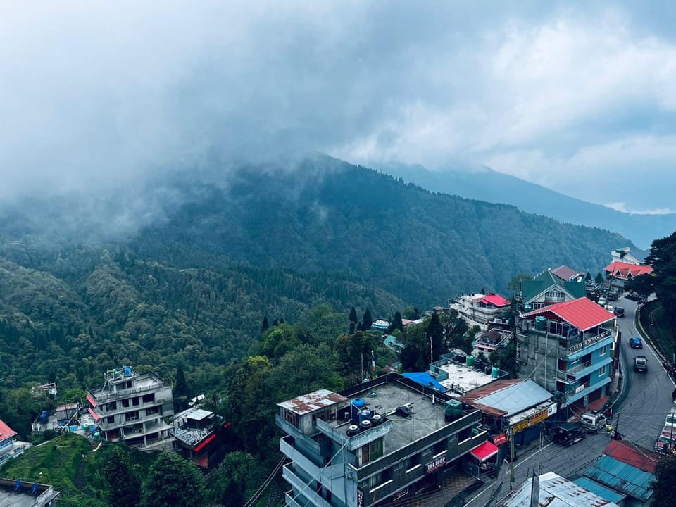 Property building, Natural landscape, Bird's eye view, Mountain view, Location
