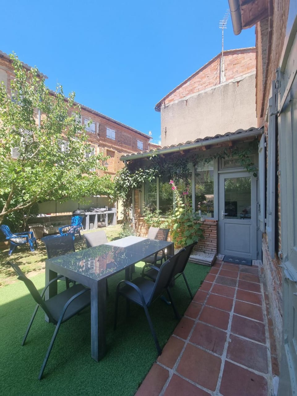 Property building, BBQ facilities, Garden, Dining area, kitchen