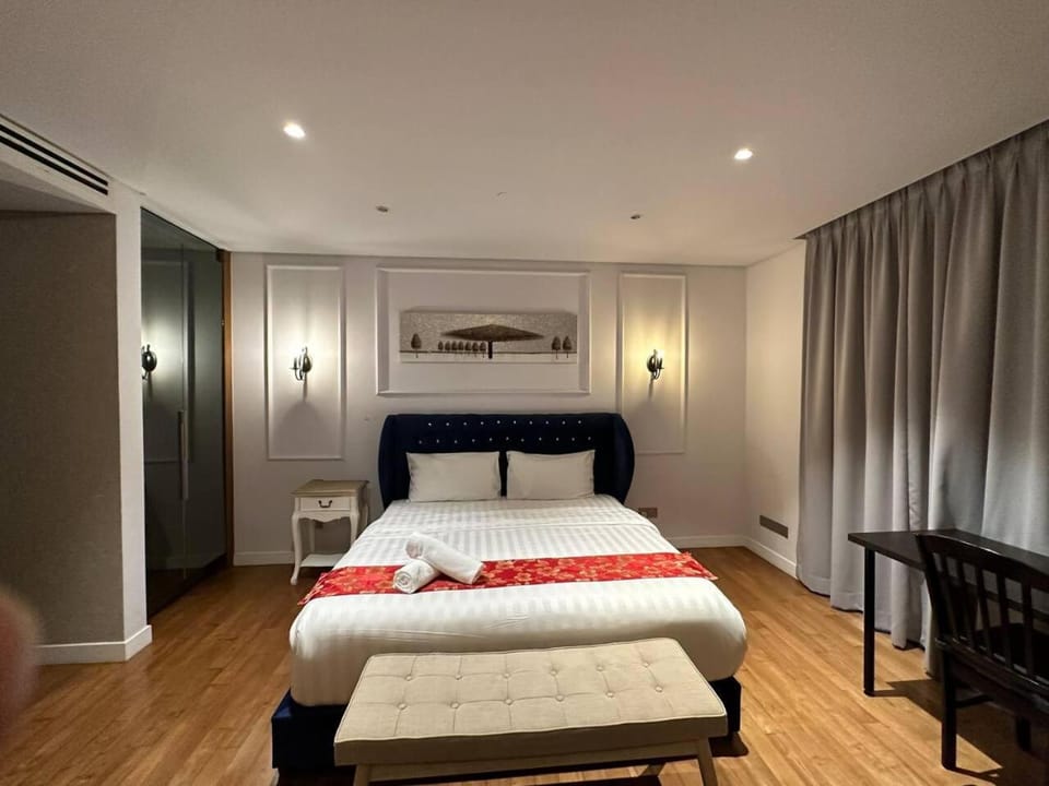 Photo of the whole room, Bedroom