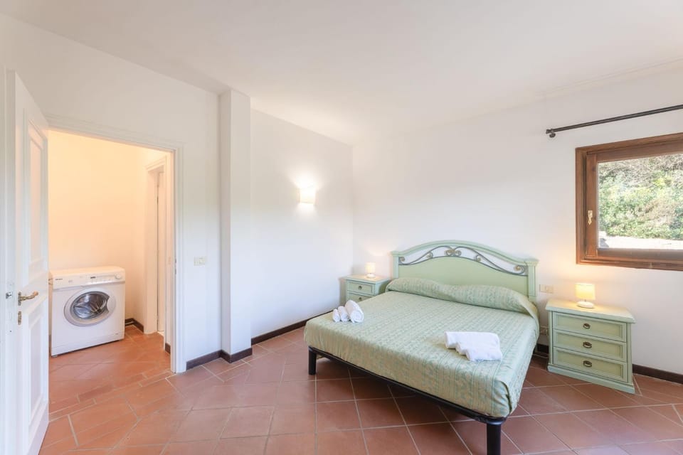 Bed, Bedroom, washing machine