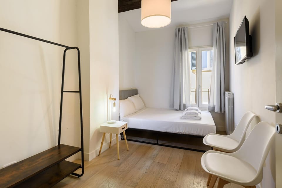 Bed, TV and multimedia, Photo of the whole room, Bedroom