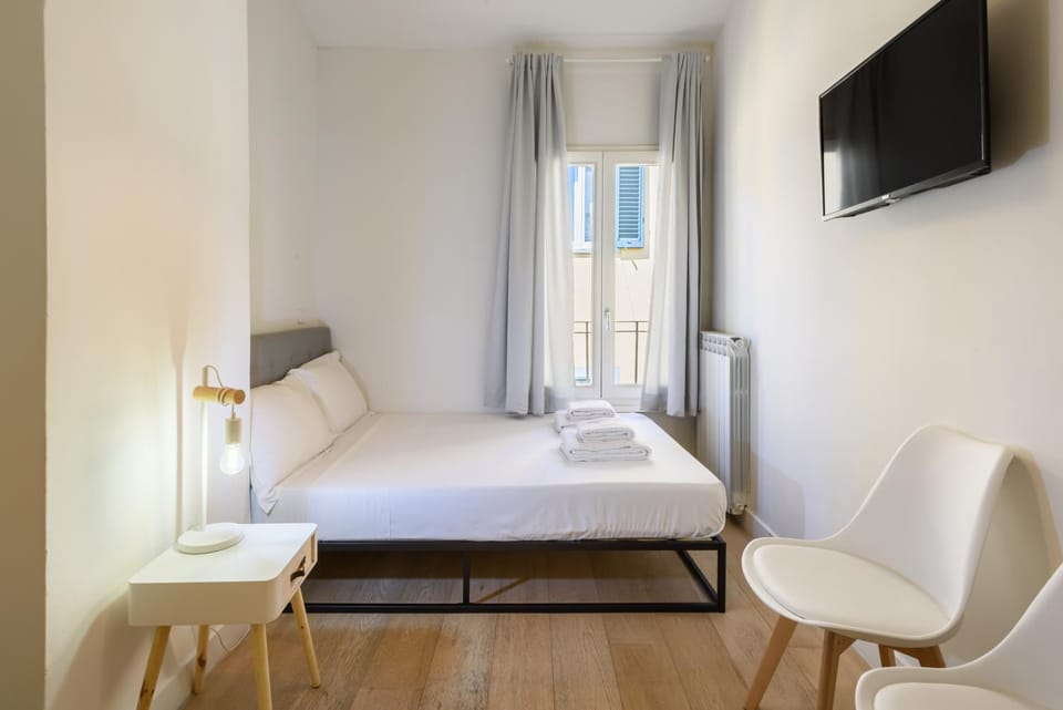 Bed, TV and multimedia, Photo of the whole room, Bedroom, towels