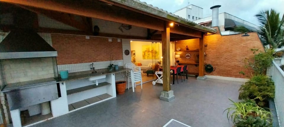Ampla cobertura 3 dorms 2 vagas a 2 quadras da praia Enseada Apartment in State of São Paulo