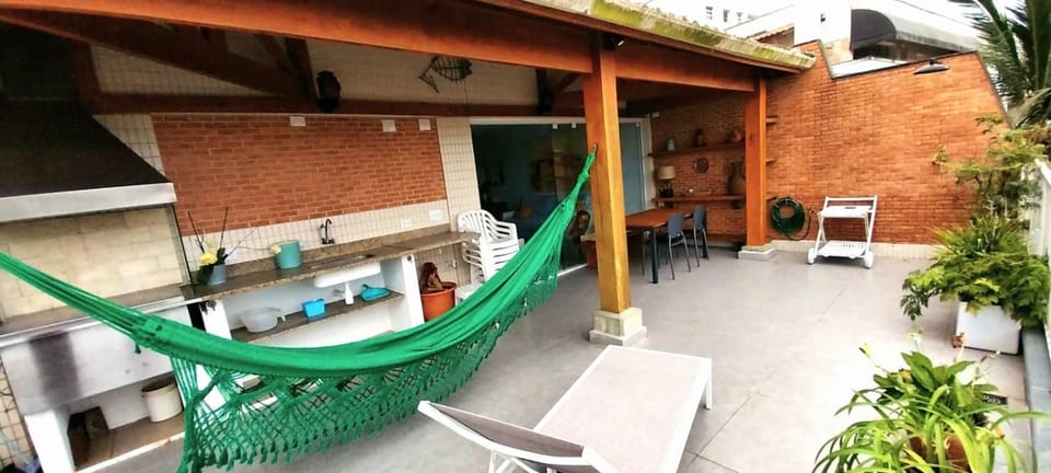 Ampla cobertura 3 dorms 2 vagas a 2 quadras da praia Enseada Apartment in State of São Paulo
