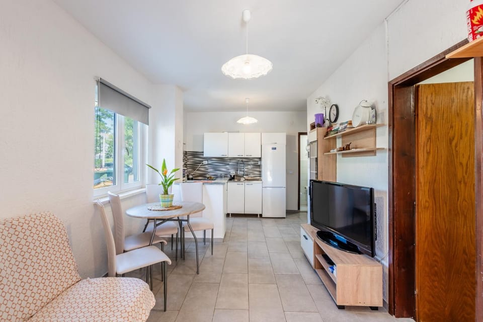 TV and multimedia, Kitchen or kitchenette, Living room, Seating area, Dining area