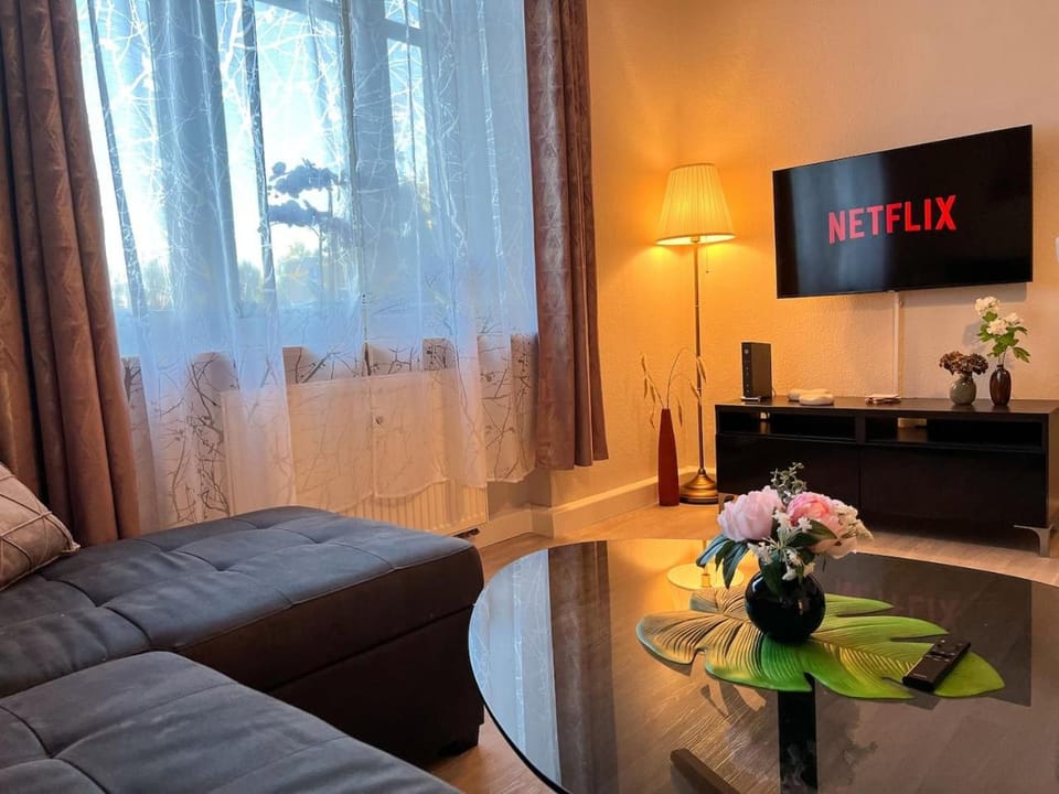 Communal lounge/ TV room, TV and multimedia, Living room, Photo of the whole room, Seating area, Evening entertainment