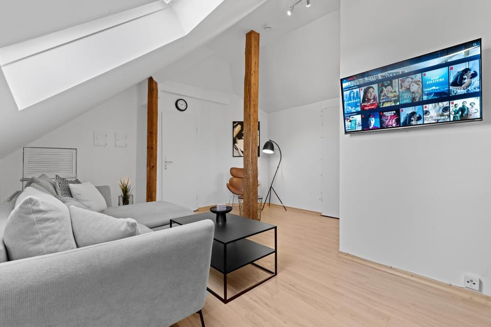 TV and multimedia, Living room, Seating area, Evening entertainment