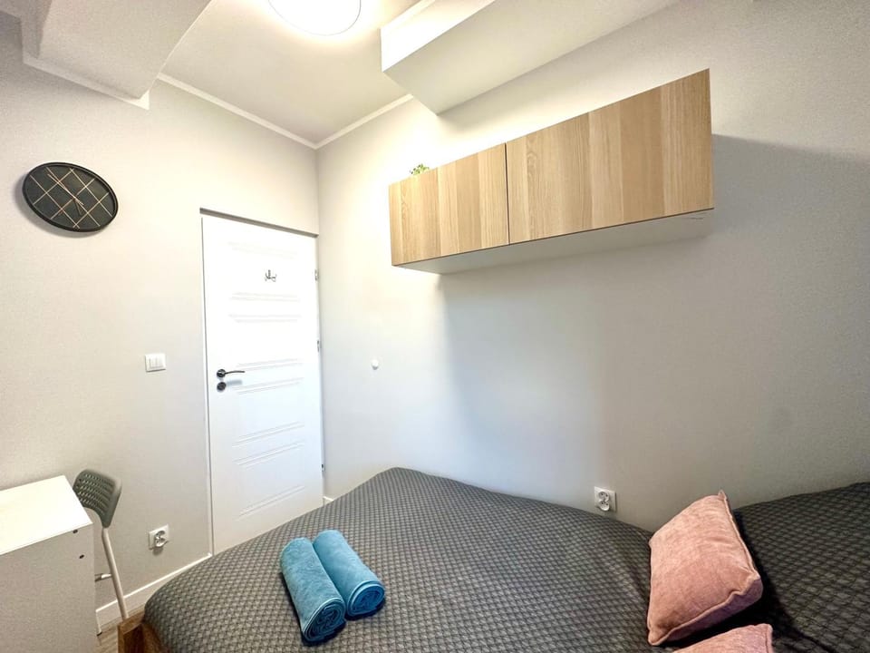 Bed, Photo of the whole room, towels, wardrobe