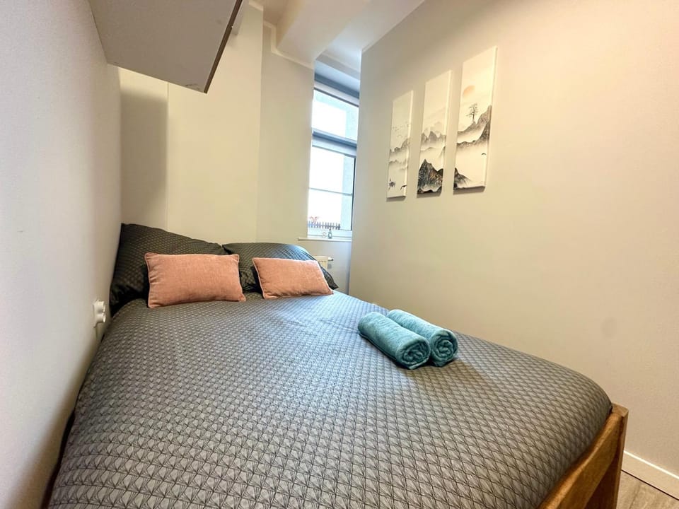 Bed, Photo of the whole room, towels