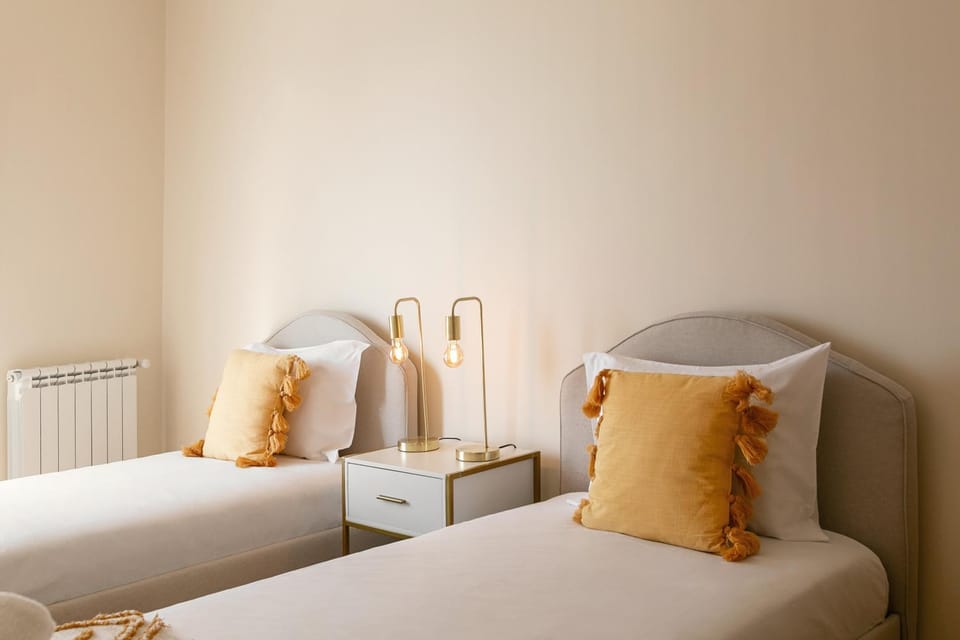 Bed, Photo of the whole room, Decorative detail, Bedroom, internet