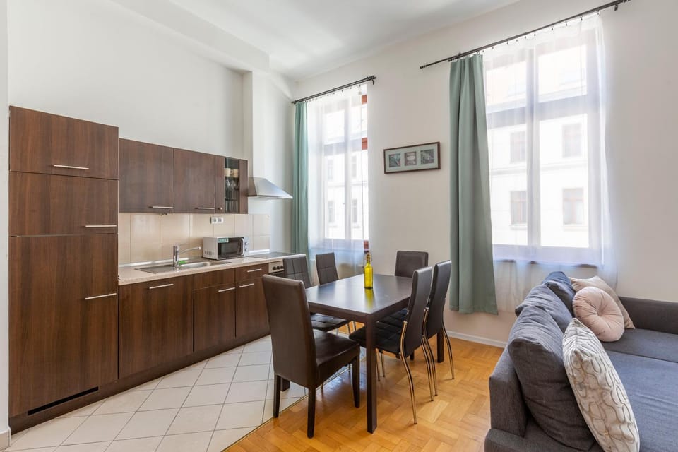 Kitchen or kitchenette, Living room, Seating area, Dining area, minibar, pet friendly, stove