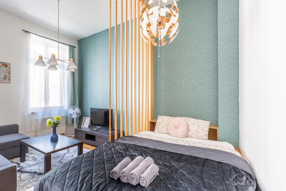 Bed, Living room, Photo of the whole room, Seating area, Bedroom