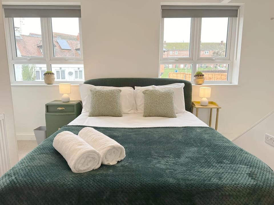 Bed, Photo of the whole room, Bedroom, towels