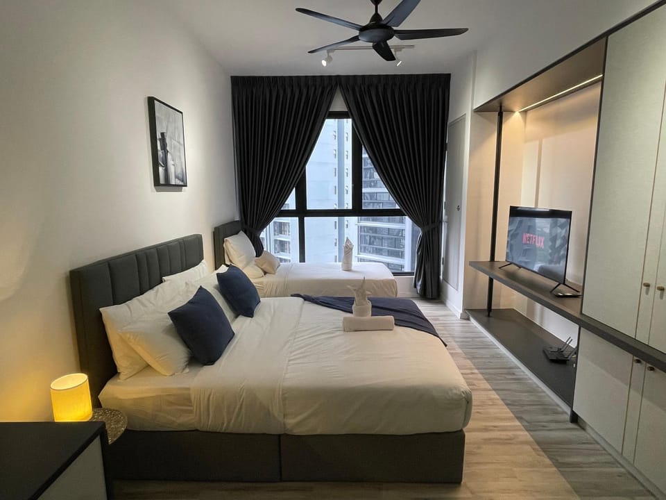 Bed, TV and multimedia, Living room, Photo of the whole room, Seating area, Bedroom, fireplace